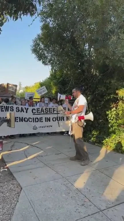 Protest Outside Vp Kamala Harris Los Angeles Home 2